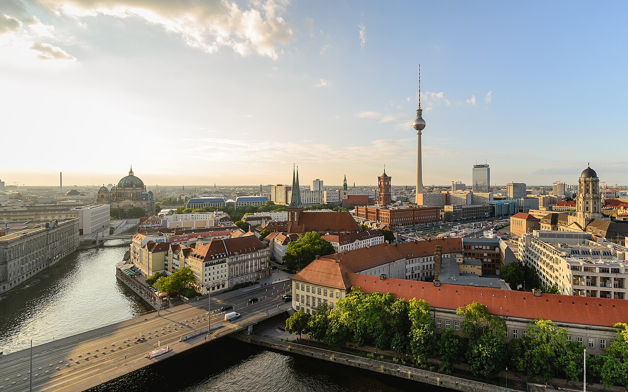 Berlin-Mitte vom Fischerinsel, Fernsehturm, Rotes Rathaus, Escort Job Berlin-Mitte